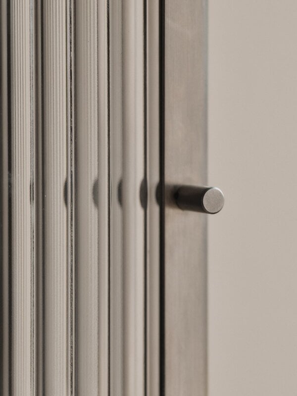 Ferm Living Haze wall cabinet, vetro scanalato, acciaio inossidabile spazzolato, immagine decorativa
