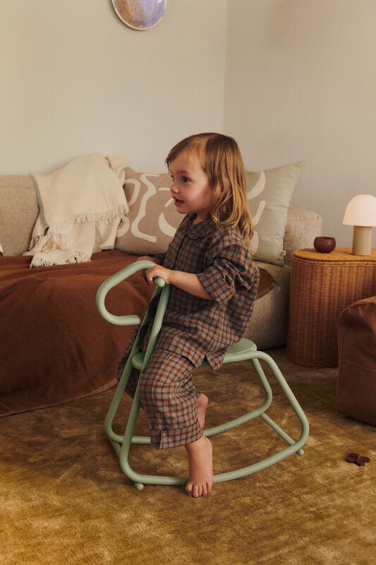 Ferm Living Lussi caballo mecedora, verde té, imagen de decoración