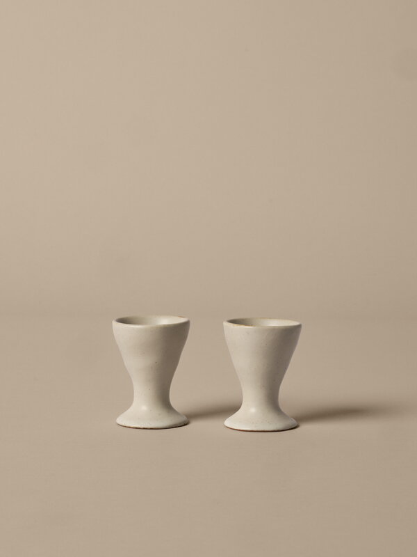 Ferm Living Flow portauova, set di 2, bianco sporco maculato, immagine decorativa