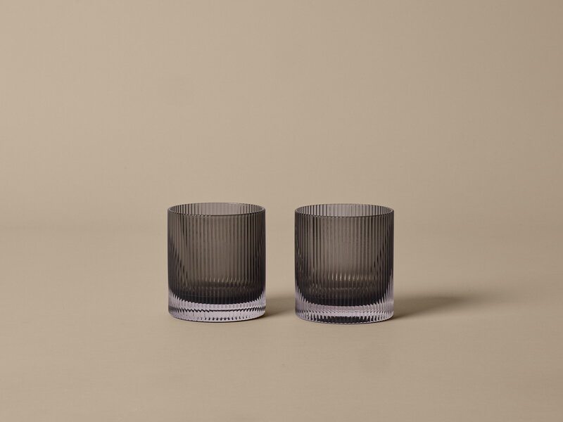 Ferm Living Ripple verres à gobelet, 2 pcs, gris fumé, image décorative