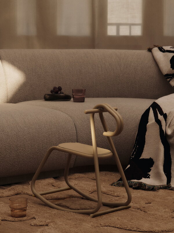 Ferm Living Lussi caballo mecedora, cashmere, imagen de decoración