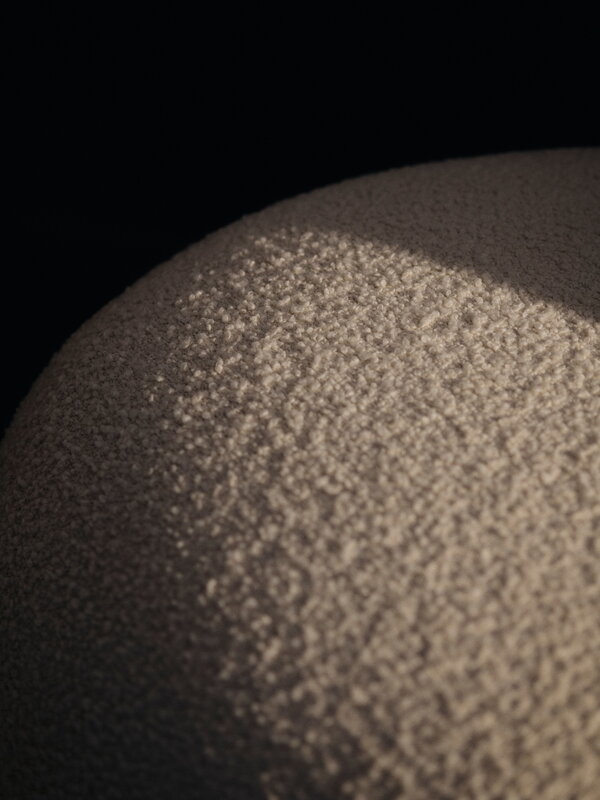 Ferm Living Rico Piccolo fauteuil lounge, Nordic Boucle blanc cassé, image décorative