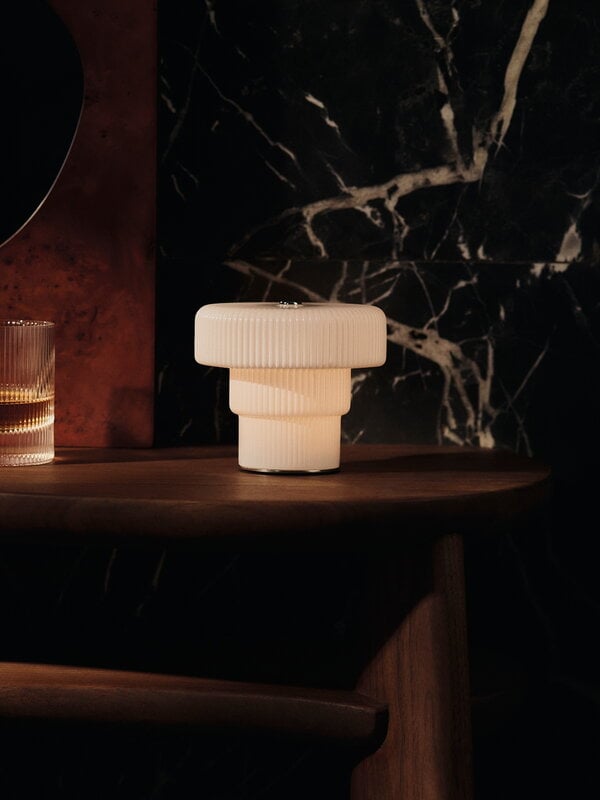 Ferm Living Ripple lampada da tavolo portatile, bianco, vista 7