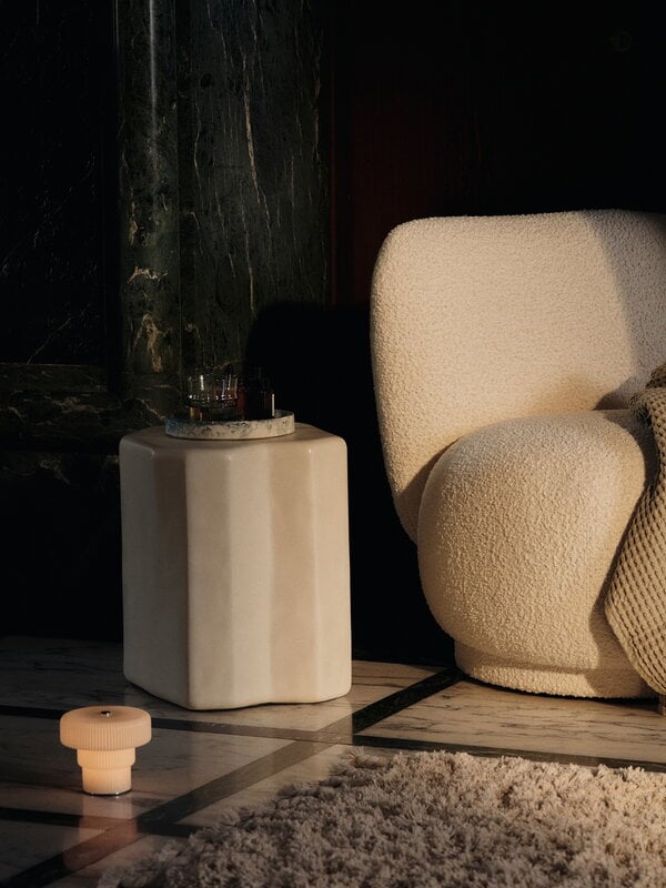 Ferm Living Rico Piccolo fauteuil lounge, Nordic Boucle blanc cassé, image décorative