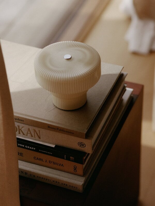 Ferm Living Ripple ladattava pöytävalaisin, oat, näkymä 4