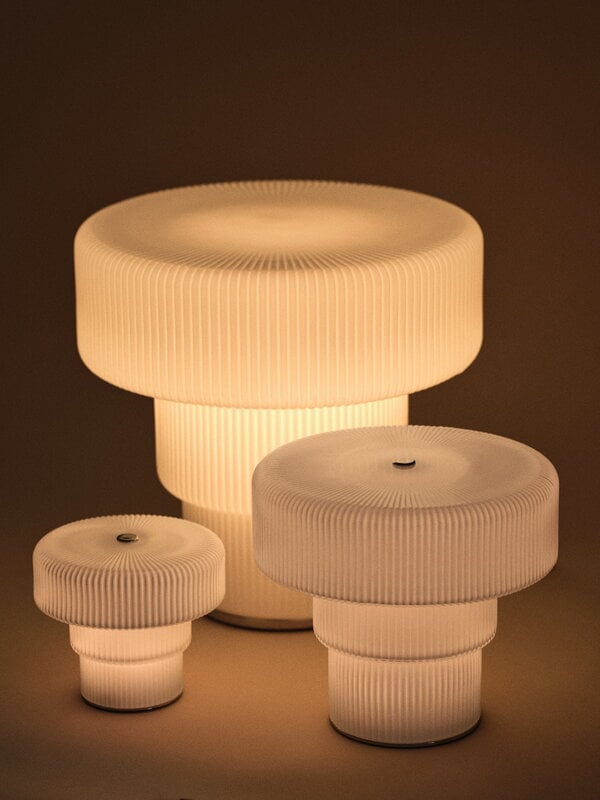 Ferm Living Ripple lampada da tavolo portatile, bianco, vista 13