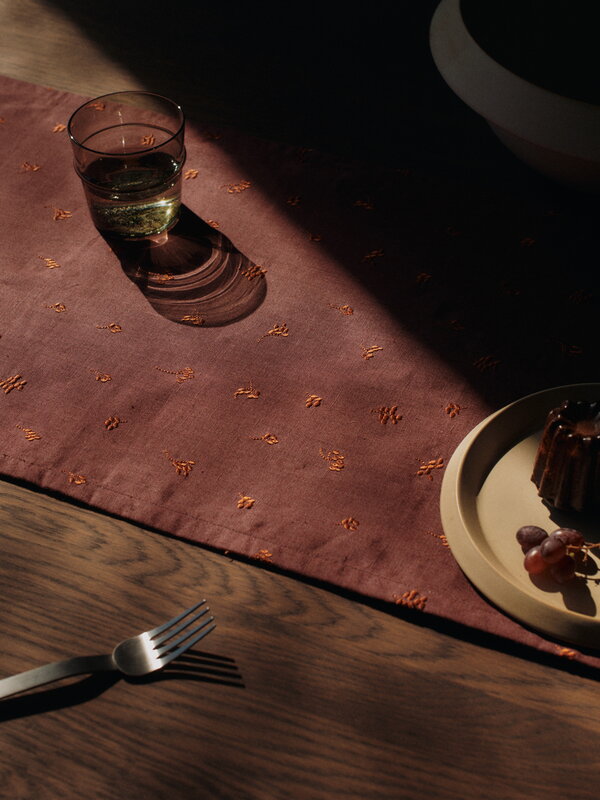 Ferm Living Baies table runner, 40 x 180 cm, dark grape - picante red, decoration image