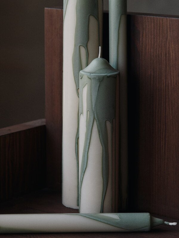 Ferm Living Dryp velas, set de 2, verde té, imagen de decoración