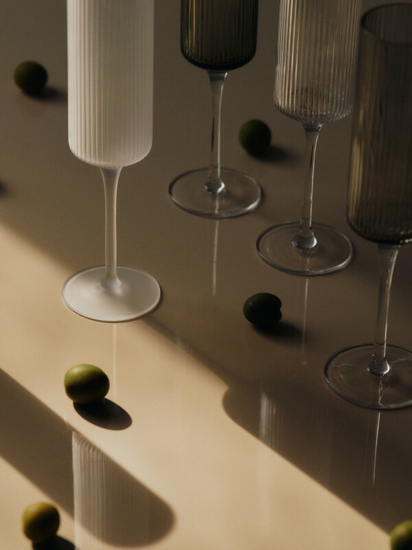 Ferm Living Ripple samppanjalasit, korkea, 2 kpl, kirkas, sisustuskuva