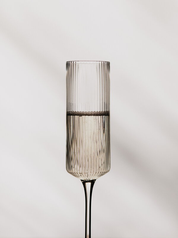 Ferm Living Ripple samppanjalasit, korkea, 2 kpl, kirkas, sisustuskuva