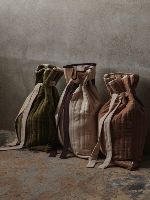 Ferm Living Vari gesteppter Sack, 50 x 70 cm, Samt, Khaki, dekorationsbild