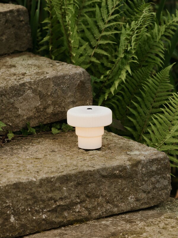 Ferm Living Ripple lampada da tavolo portatile, bianco, vista 12