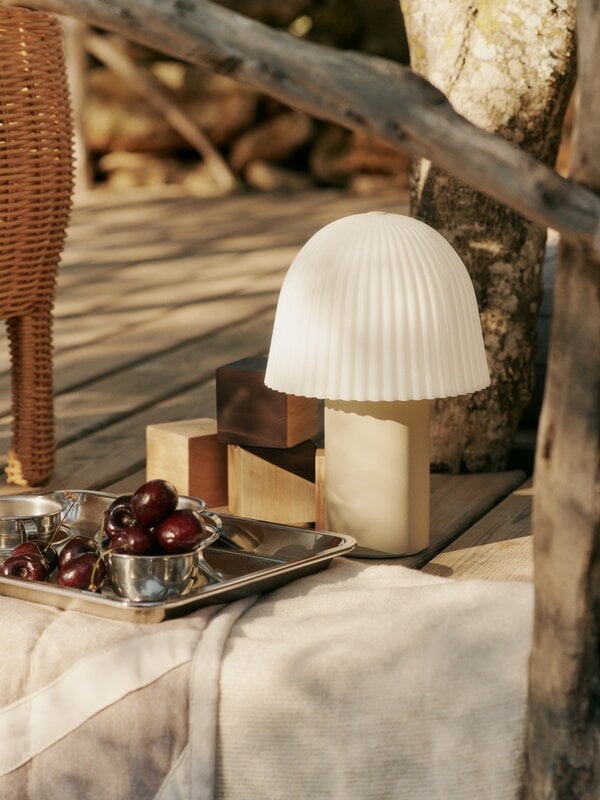 Ferm Living Frill tragbare Lampe, Kaschmir - weiß, dekorationsbild