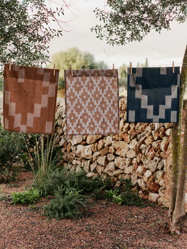 Ferm Living Ikat Geschirrtuch, Tinte - Blau - Pergament, dekorationsbild