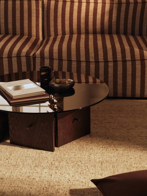 Ferm Living Aukko Couchtisch, getöntes Glas - dunkel gebeizte Eiche, dekorationsbild