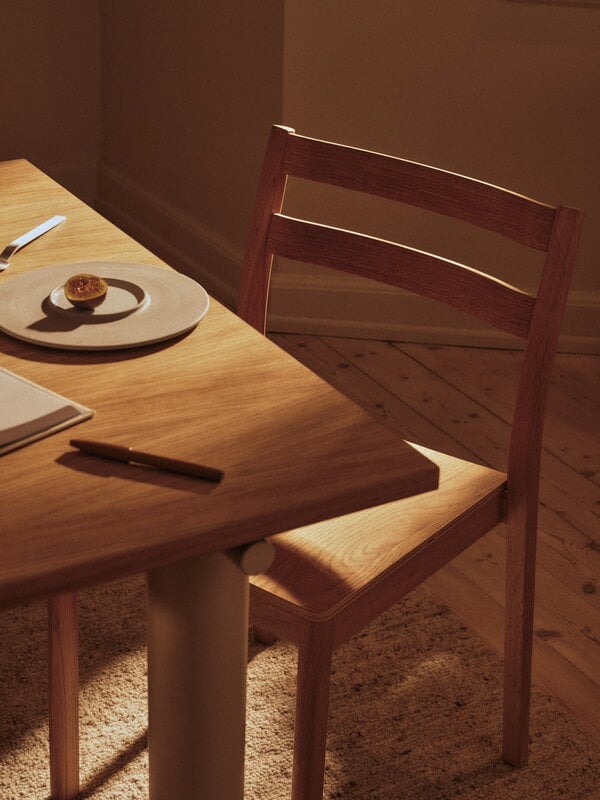 Ferm Living Atura dining table, 90 x 160 cm, light cashmere - natural oak veneer, decoration image