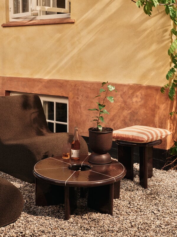 Ferm Living Hourglass pot, L, rust, decoration image