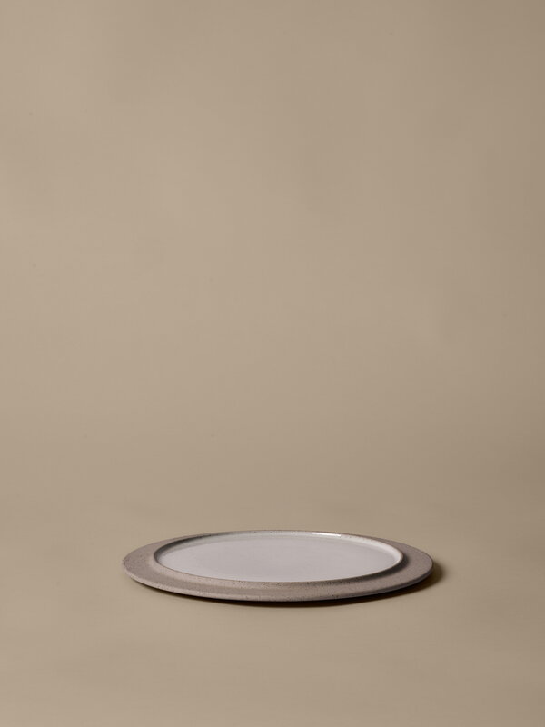 Ferm Living Sonae Teller, 28 cm, Set aus 2, grau - weiß, dekorationsbild
