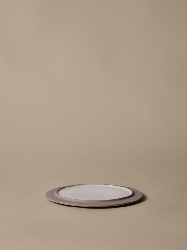 Ferm Living Sonae Teller, 25 cm, Set aus 2, grau - weiß, dekorationsbild