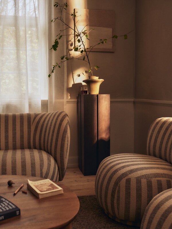Ferm Living Parcel Pedestal sivupöytä, kork. 90 cm, tummaksi petsattu tammi, näkymä 2