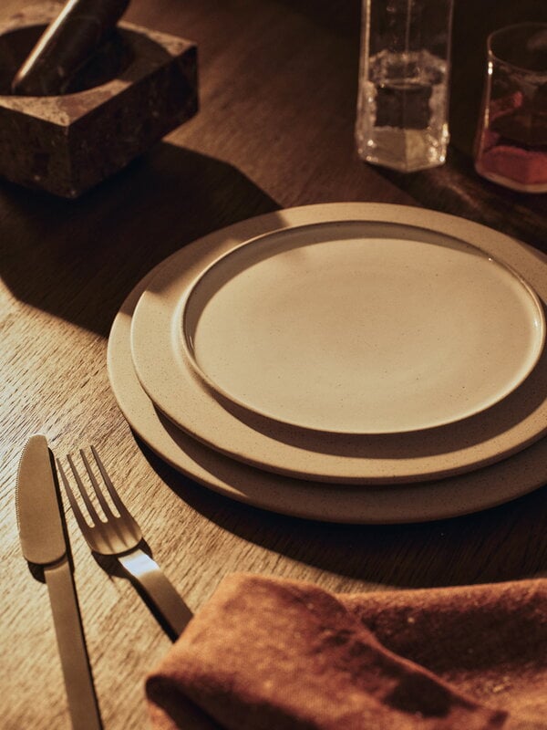 Ferm Living Sonae Teller, 28 cm, Set aus 2, grau - weiß, dekorationsbild