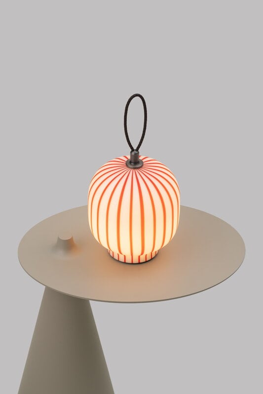 Established & Sons  Filigrana Lantern ladattava pöytävalaisin, punaraitainen, näkymä 2