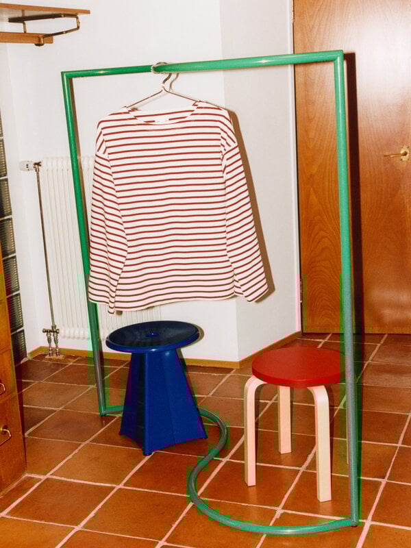 Artek Sgabello Aalto E60, rosso - betulla, immagine decorativa Artek Sgabello Aalto E60, rosso - betulla, immagine decorativa