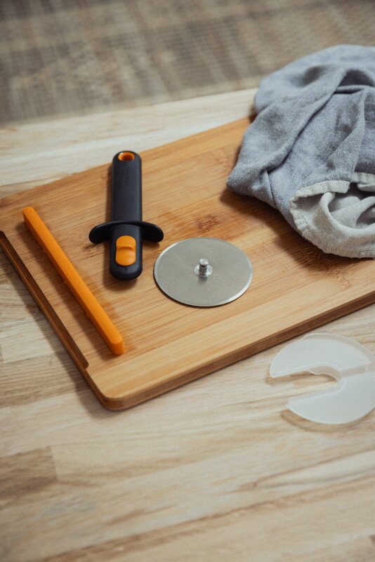 Fiskars Functional Form pizza wheel, view 9