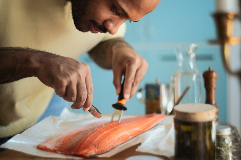 Fiskars Functional Form fish tweezers, decoration image