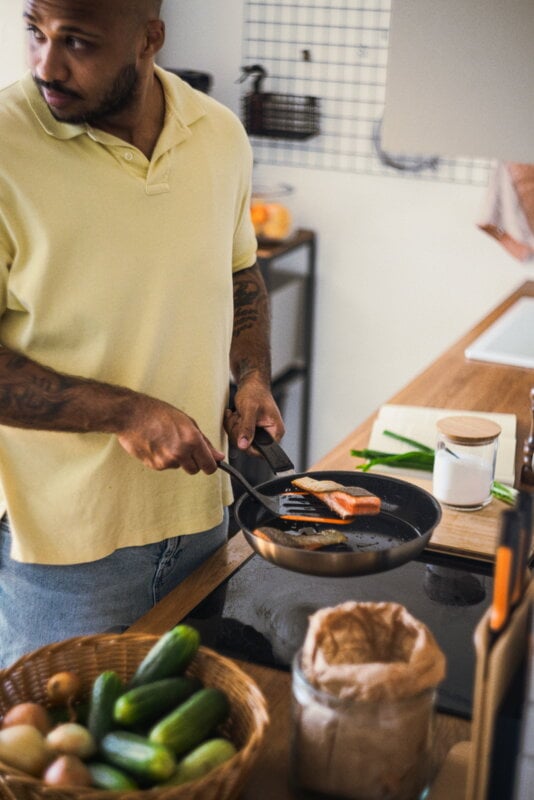 Fiskars Functional Form flipping spatula, decoration image