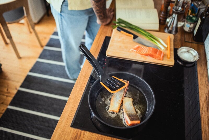 Fiskars Functional Form flipping spatula, decoration image