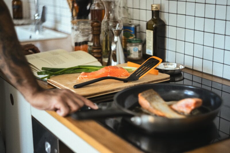 Fiskars Functional Form flipping spatula, decoration image