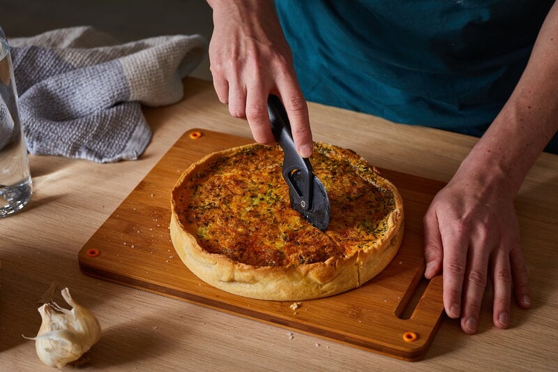Fiskars Functional Form pizza wheel, view 2