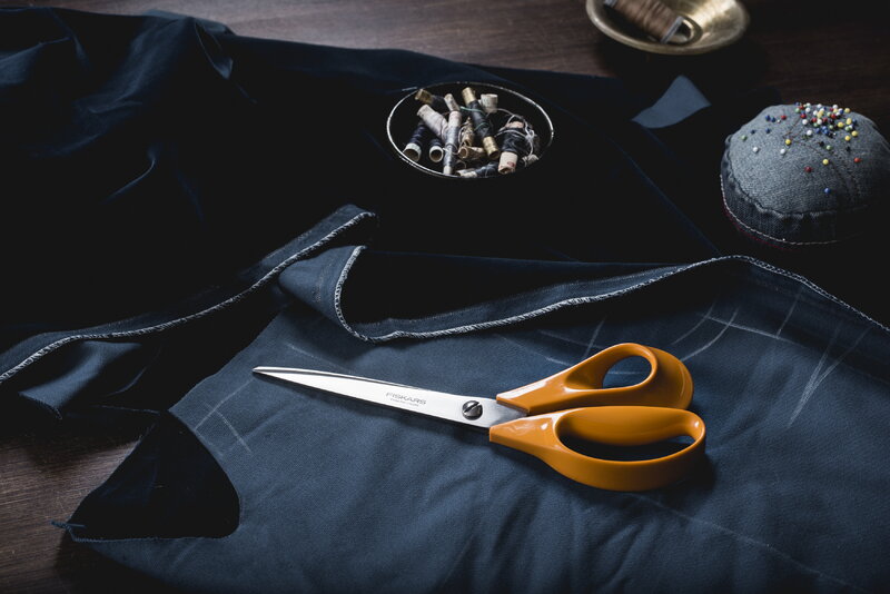 Fiskars Dressmaker Shears, 9, Pointed, All-Purpose Fabric Cutting, Orange  