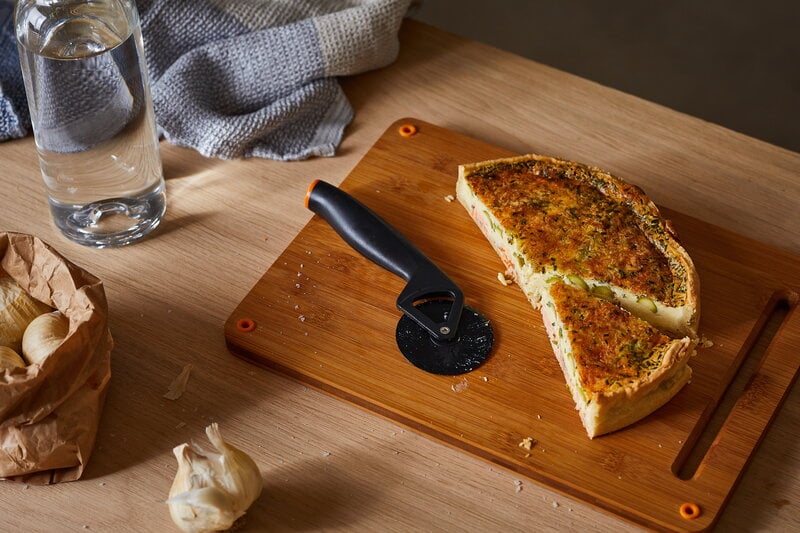 Fiskars Functional Form pizza wheel, view 4
