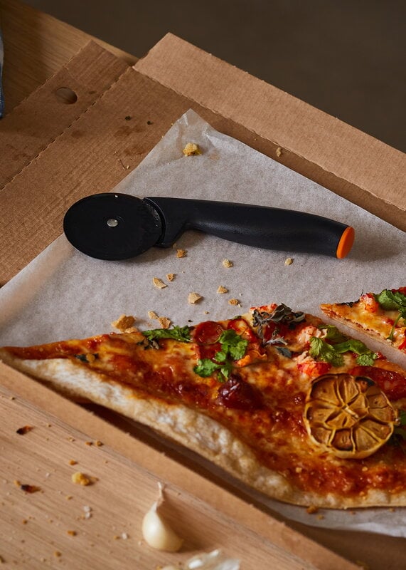 Fiskars Functional Form pizza wheel, view 5
