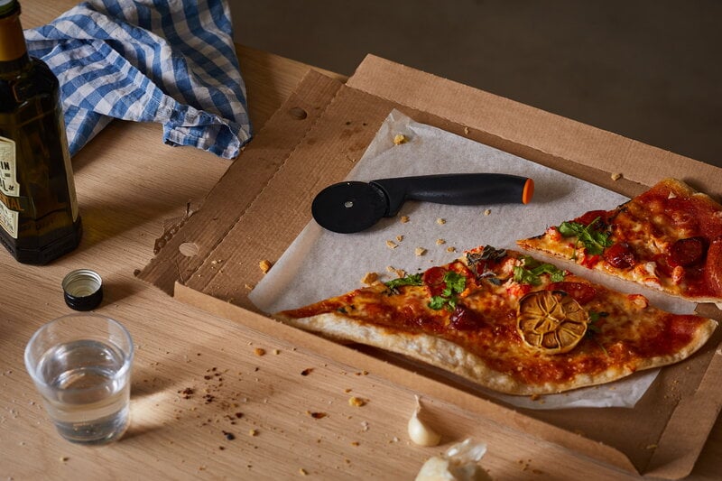 Fiskars Functional Form pizza wheel, view 6