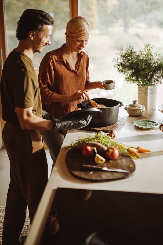 Fiskars Casseruola con coperchio Folken, 6 L, nero, immagine decorativa