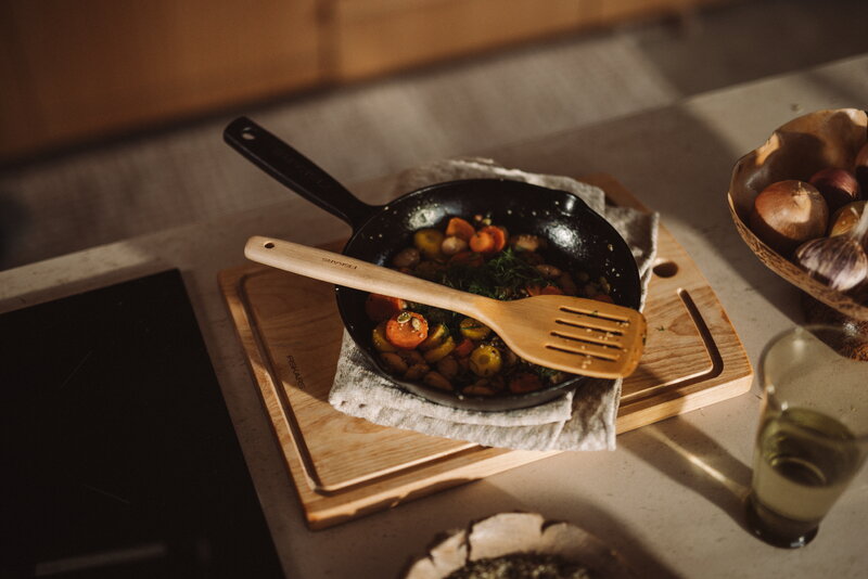 Fiskars Spatule Folken avec rainures, image décorative