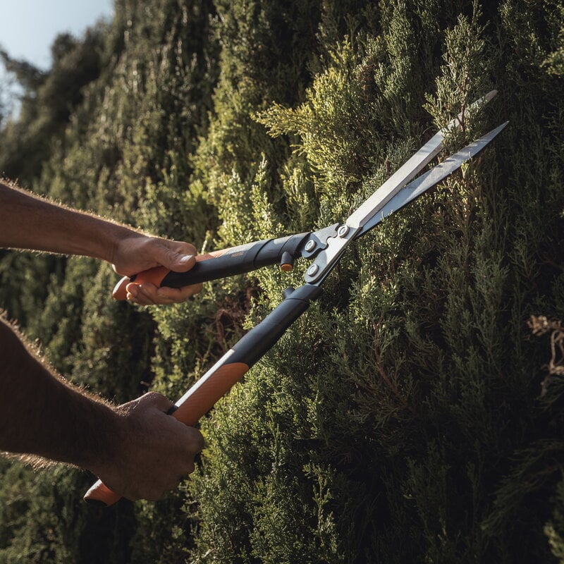 Fiskars PowerGear X hedge shear HSX92, decoration image