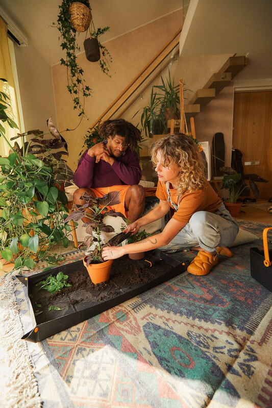 Fiskars Planting and repotting mat, black, decoration image