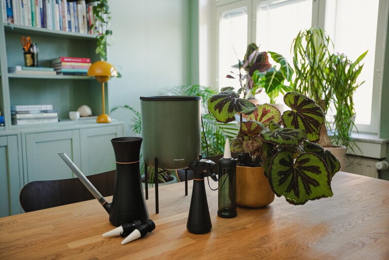 Fiskars Plant Care kastelupiikki viherkasveille, vihreä - musta - valkoinen, sisustuskuva
