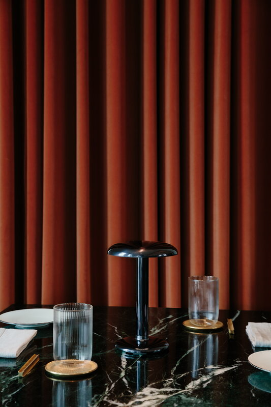 Flos Gustave table lamp, smooth black, decoration image