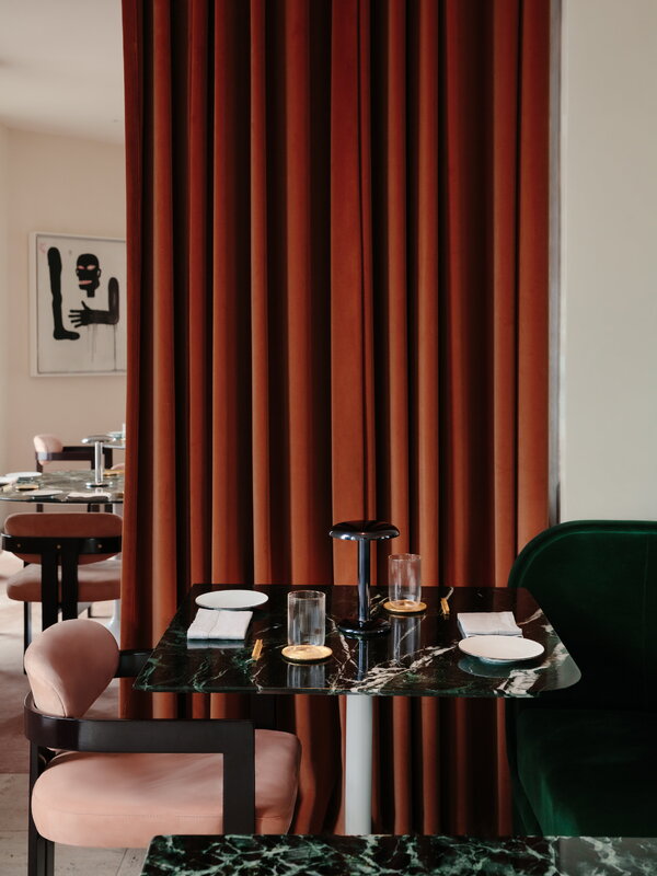 Flos Gustave table lamp, smooth black, decoration image