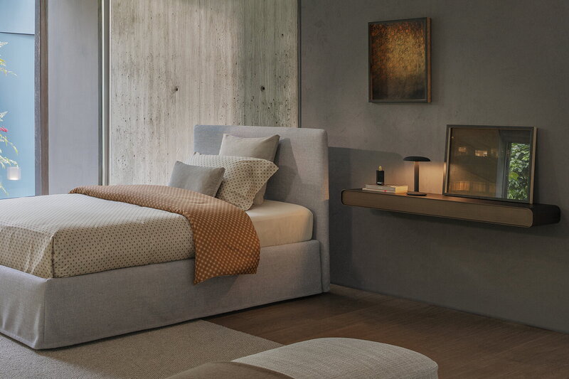 Flos Gustave table lamp, matte anthracite, decoration image