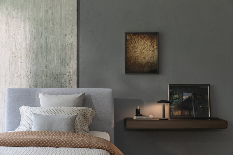 Flos Gustave table lamp, matte anthracite, decoration image
