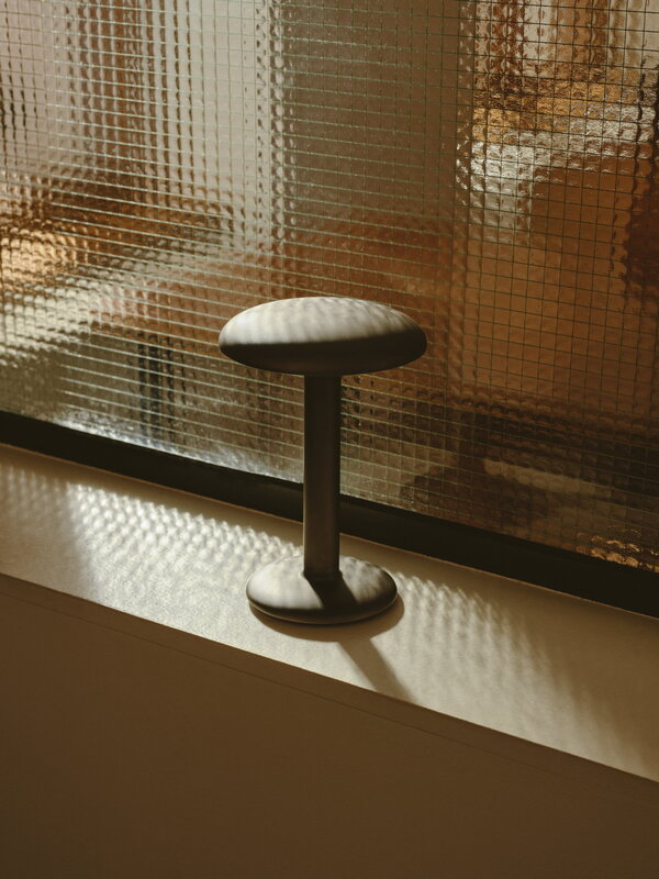 Flos Gustave table lamp, matte anthracite, decoration image