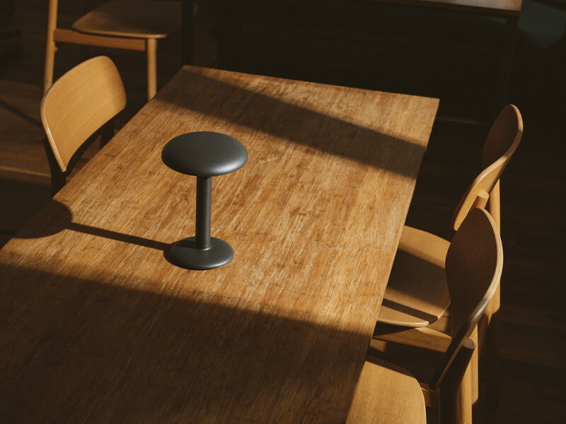 Flos Gustave table lamp, matte anthracite, decoration image