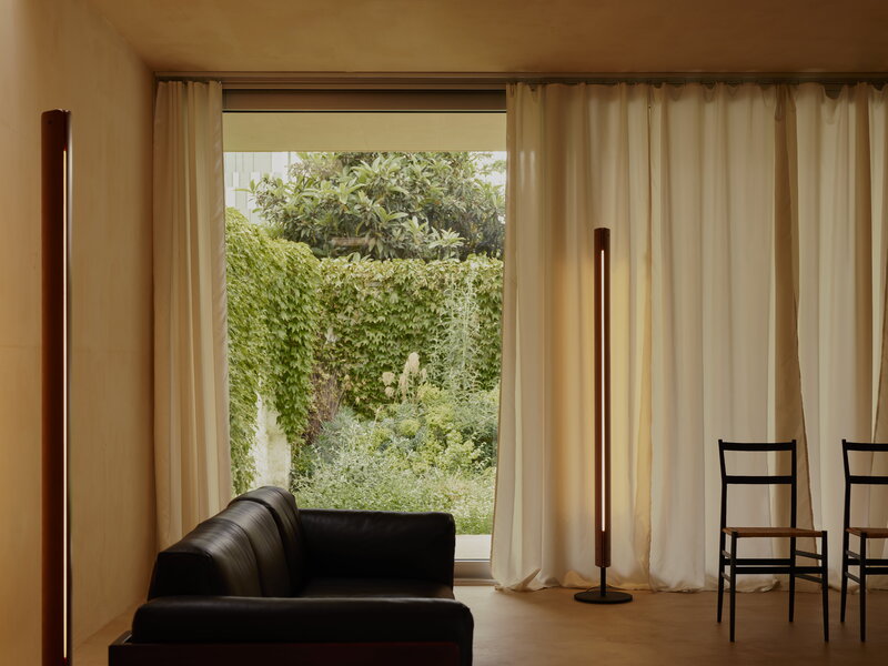 Flos Seki-han floor lamp, brown, decoration image