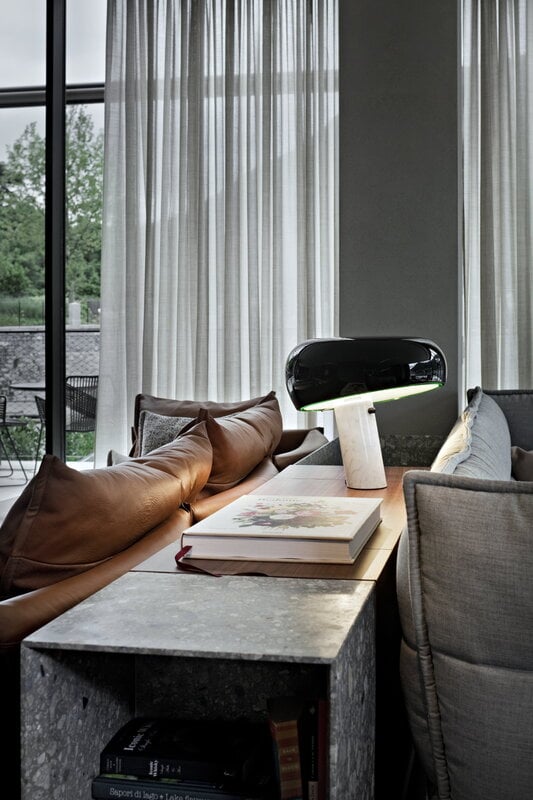 Flos Snoopy bordslampa, svart, dekorationsbild
